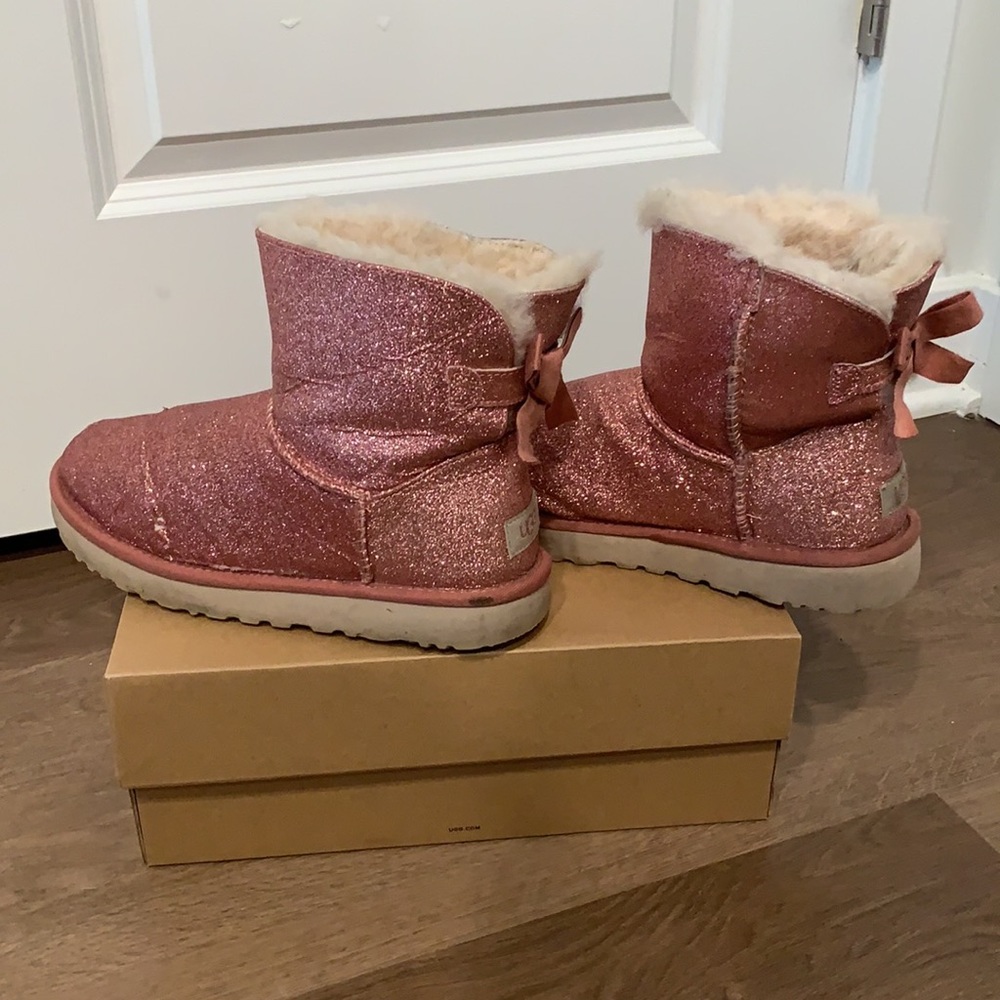 UGG CLASSIC SHORT PINK GLITTER BOOTS w/ BOW